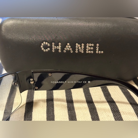 CHANEL Two-toned sunglasses in GREAT CONDITION. ORIGINAL Hard box included. - Picture 3 of 8